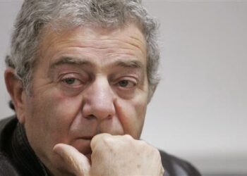 Уж не вярваме, не вярваме, а все към небето гледаме