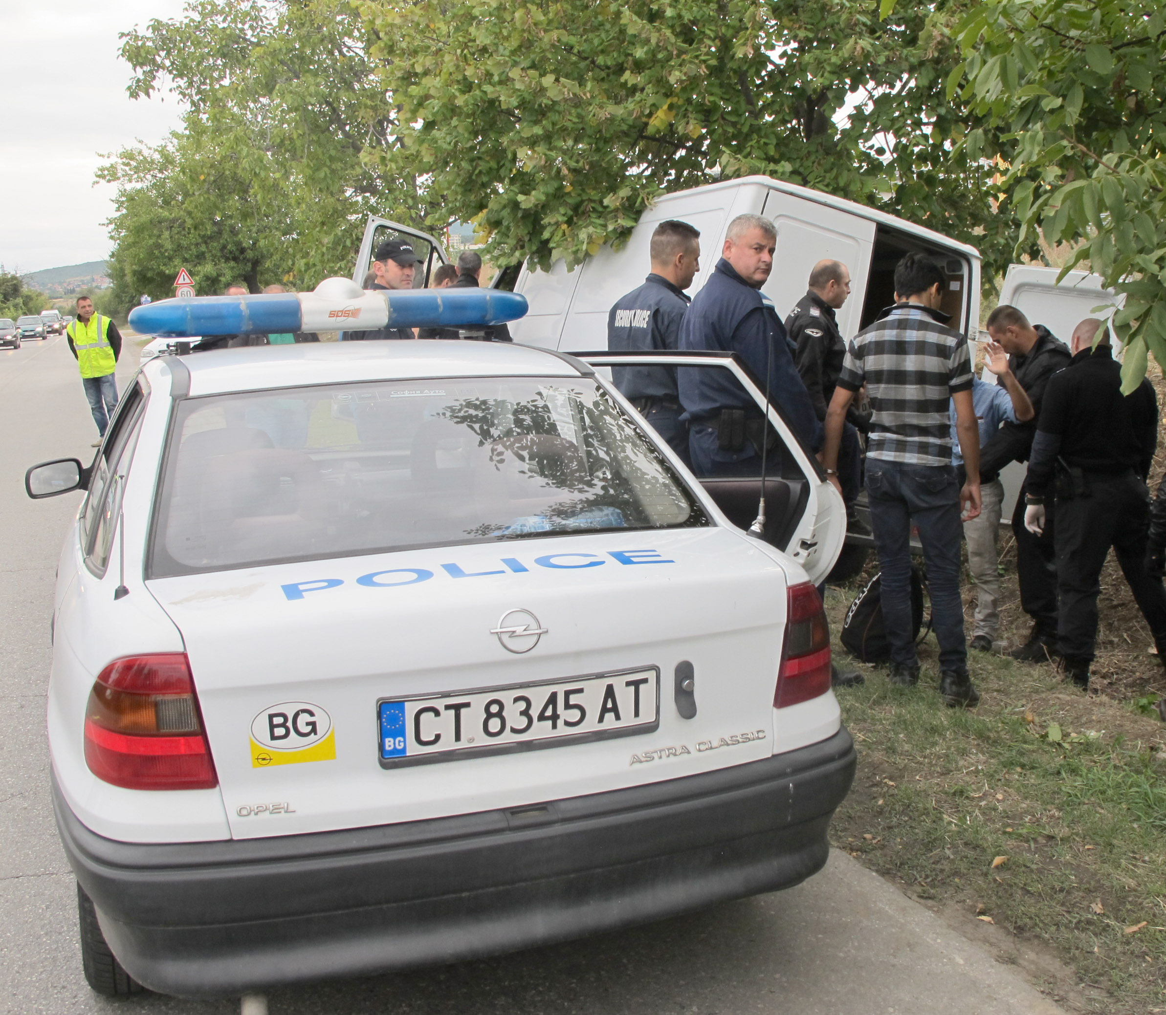 Бус с бежанци катастрофира край Стара Загора след гонка с полицията