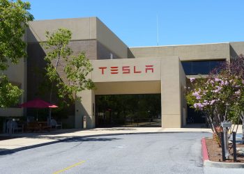 Tesla вдига завод в България до няколко години