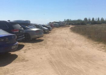 Коли паркират върху дюни на плажа “Крапец-север”