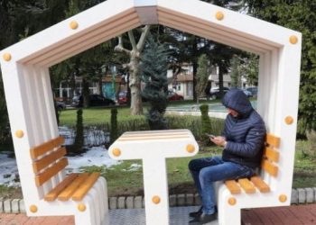Соларна беседка дава възможност да заредим смартфона си