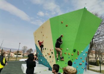 Скала в Петрич привлича малки Спайдърмени