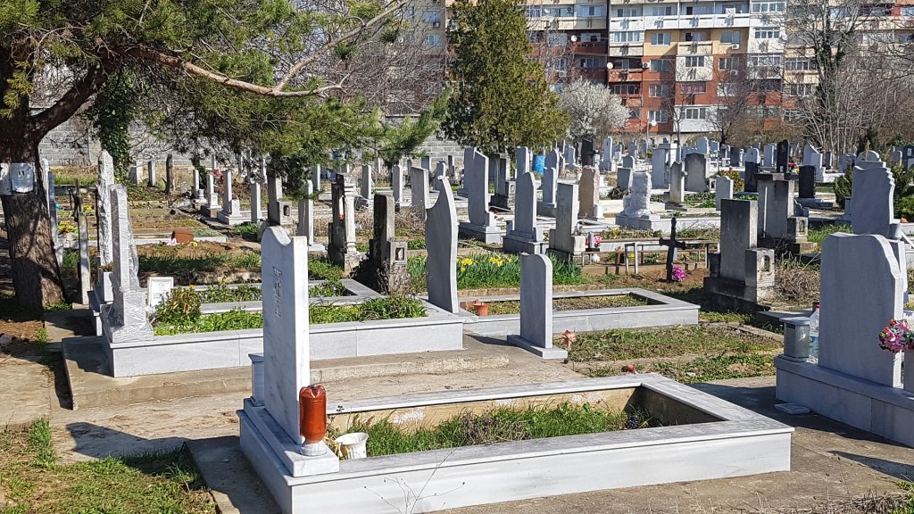 Повече служители и нова техника поддържат гробищен парк 1 1 81