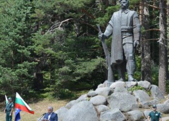 Десетки се поклониха пред подвига на илинденци в Пирин