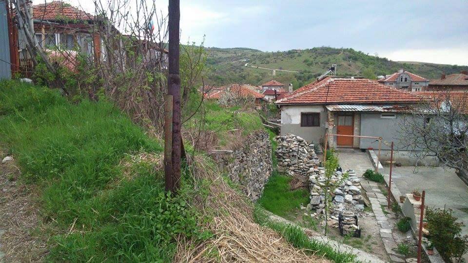 4 години жена чака решение за бутната подпорна стена на имота й