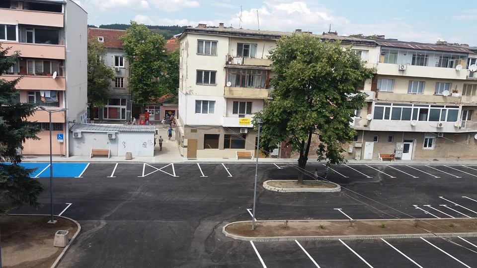 Готов е новият паркинг с 52 места зад Съдебната палата в Перник