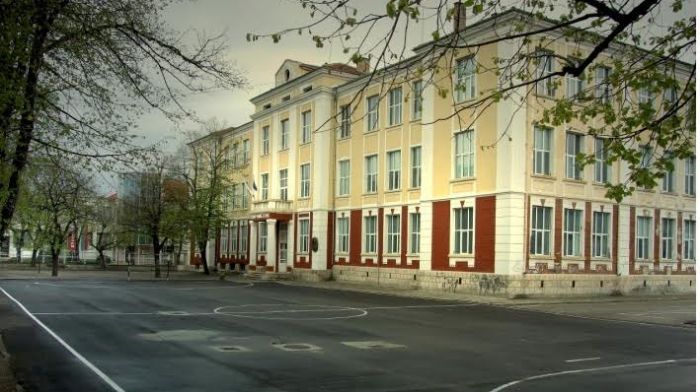 Ремонтират 600 училища и градини