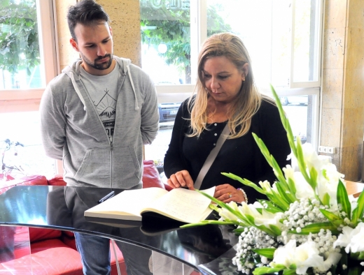 Съпругата и синът на Митко Цонев просълзени четат възпоменателната книга в БНТ