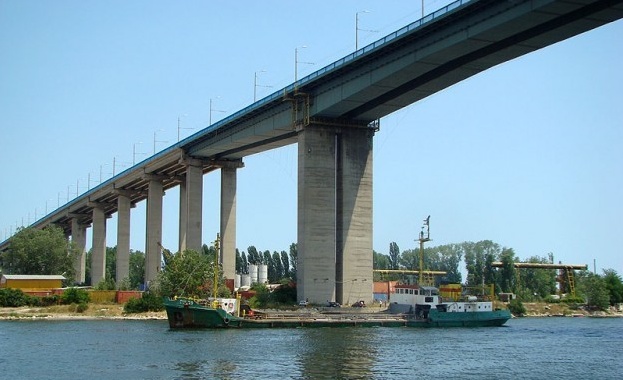 Слагат ограждения за безопасност на Аспаруховия мост