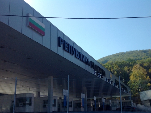 Заловиха трима бежанци на метри от границата със Сърбия