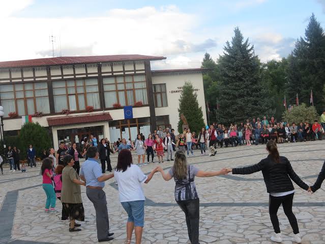 Чужденци играха български хора на площада в Добринище