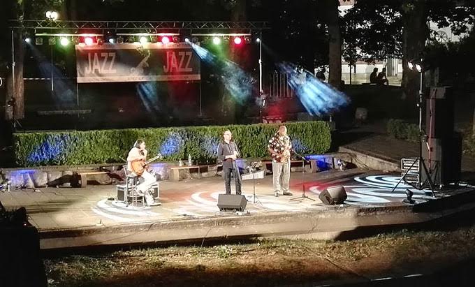 Саксофонистът на Рей Чарлз оцвети юлската вечер с джаз