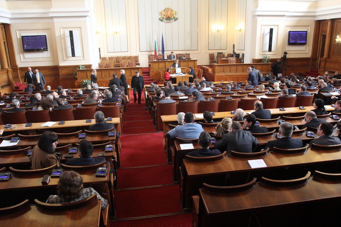 Гласуват окончателно промените в закона за бежанците