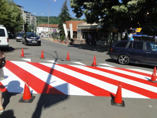 Освежават пътната маркировка в община Перник