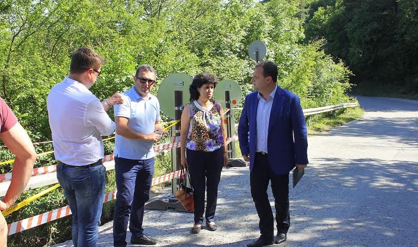 Започна обследването на свлачището, подкопало пътя между Велико Търново и Арбанаси