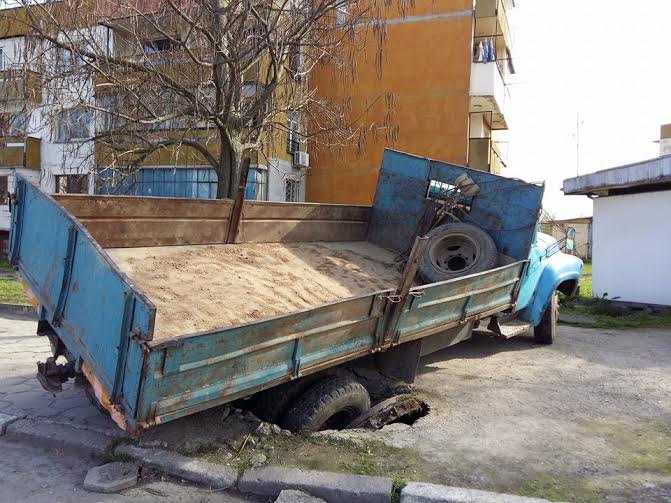 Дупка погълна камион в козлодуйското село Гложене