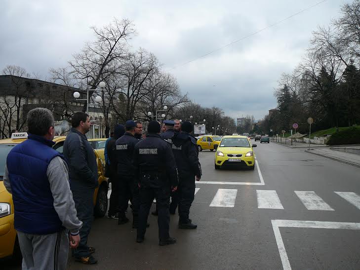 Таксиметрови шофьори от Шумен показаха готовност за протест