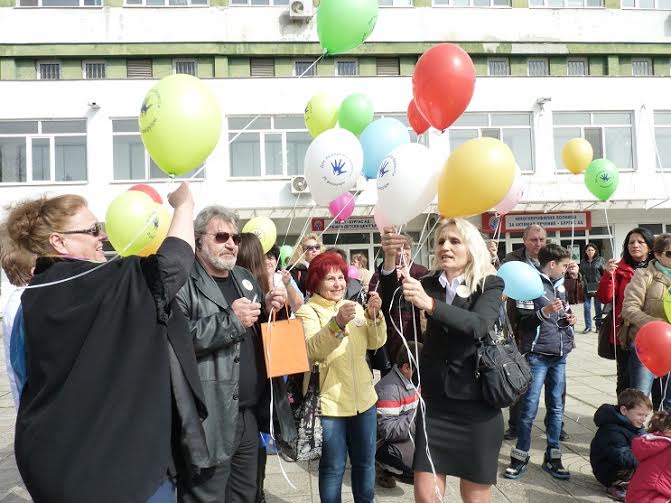 Цветни балони полетяха в небето над Бургас
