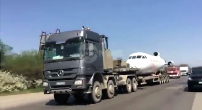Самолет кацна на АМ “Тракия”, возят го към Пловдив (Видео)