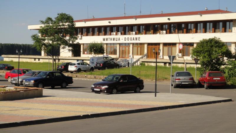 Митничари от Лом заловиха фалшиви маратонки