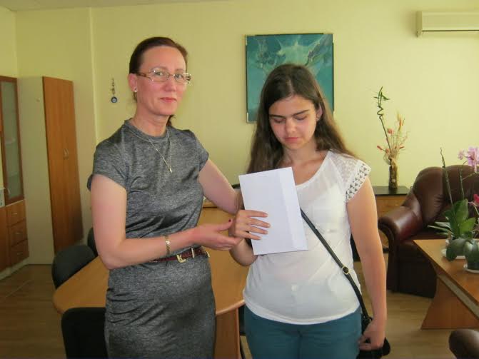 Данъчните от Кърджали събират средства за незряща абитуриентка