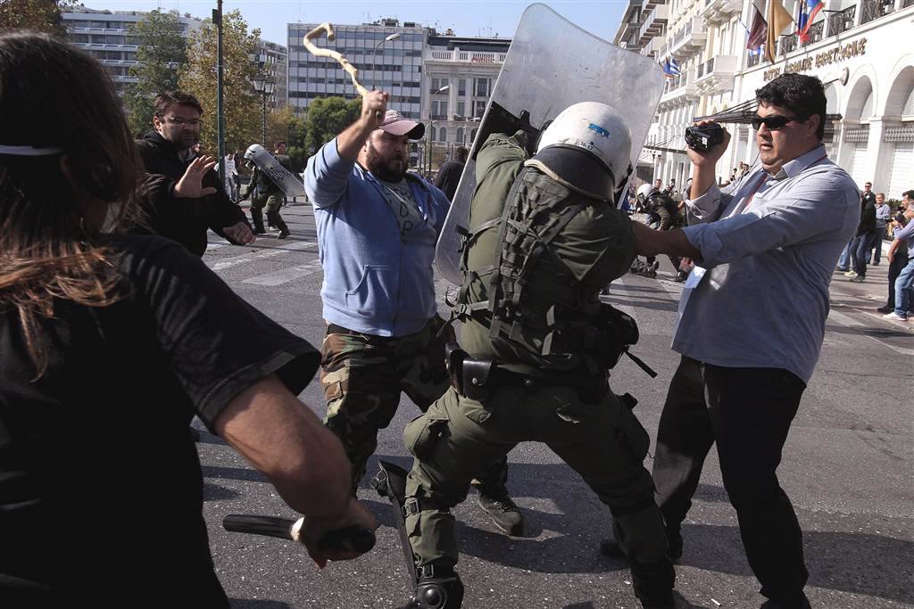 Фермери влязоха в бой с полицията в Атина 9 Фермери влязоха в бой с полицията в Атина