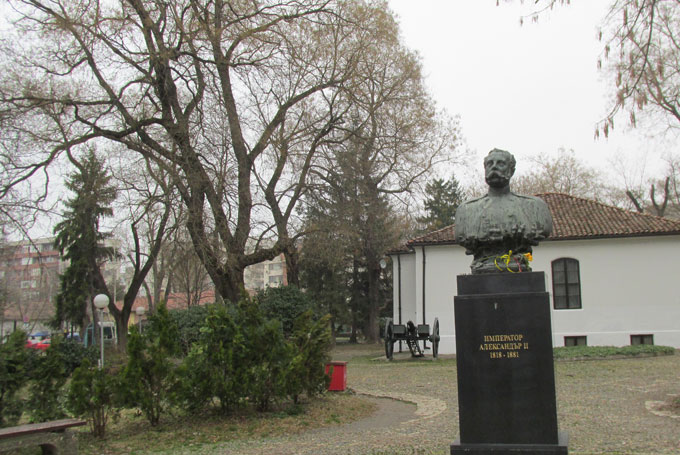 Спасиха десетилетни дървета в плевенски парк