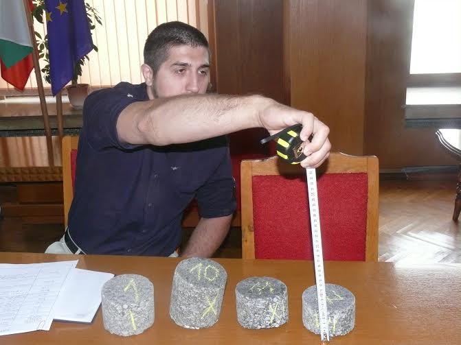 Показаха качеството на асфалта, който се използва при летните кърпежи в Шумен