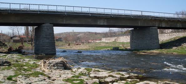 Укрепват коритото на река Банска в с. Татарево