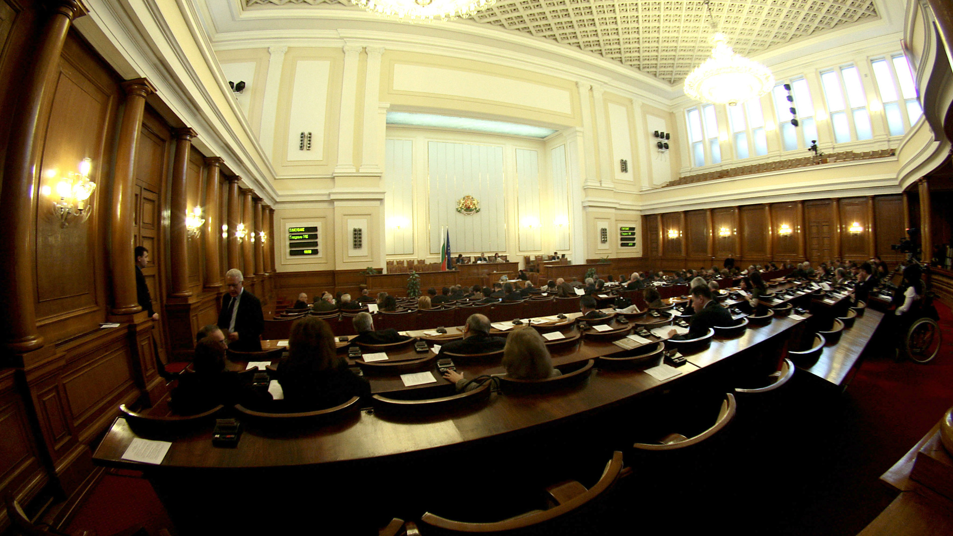 Парламентът ще решава за референдума на Слави Трифонов