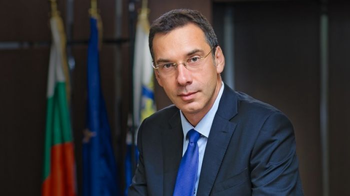 Увеличиха заплатата на бургаския кмет с 412 лв.