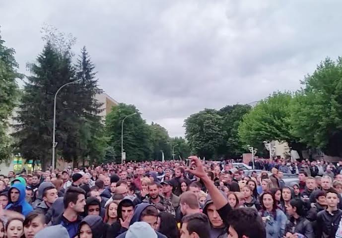 10 униформени са ранени при протеста в Раднево
