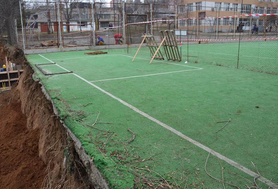 Спешно укрепват ограда на гимназия в Благоевград 1 2e0aed68 fc38 0225