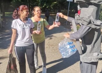Кранчо раздаде минерална вода на десетки в парк