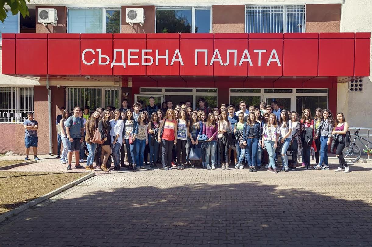 Ученици от Кърджали участваха в симулативен съдебен процес 9 Ученици от Кърджали участваха в симулативен съдебен процес