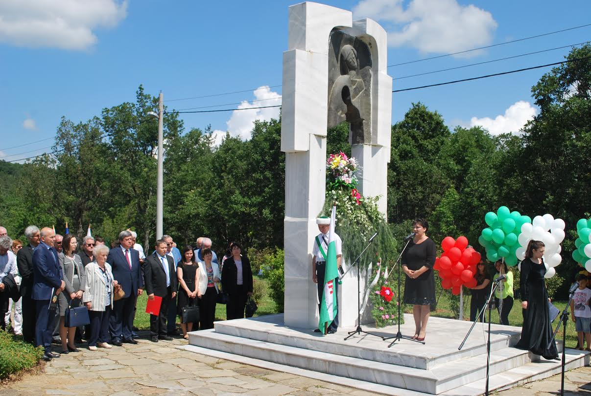 Хиляди плакаха за избитите 200 тракийски деца край Ивайловград (СНИМКИ)