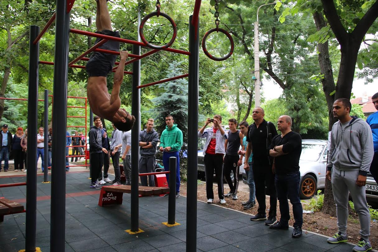 MMA-боецът Светлозар Савов съдийства първи турнир по стрийт фитнес в Русе (СНИМКИ)