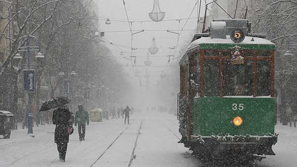 Жълт код за сняг в цялата страна, очакват се поледици