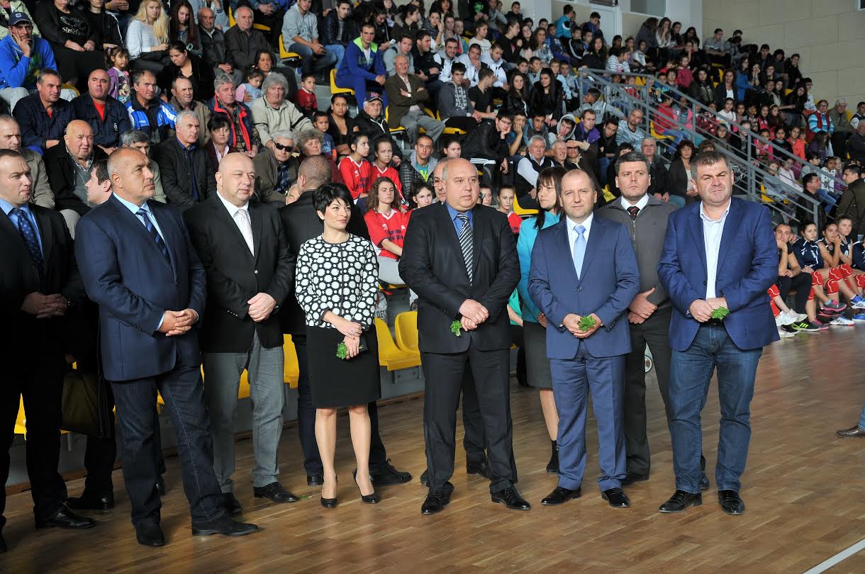 Бойко Борисов откри модерен спортен център във Вършец