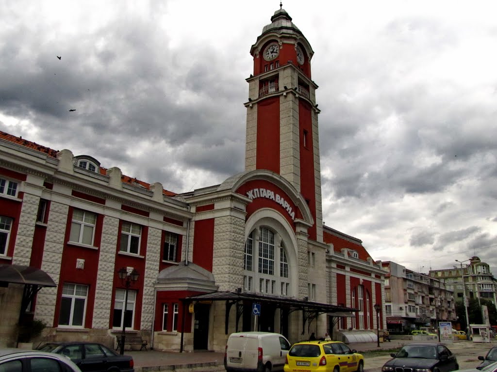 Жандармерия и полицаи пазят ЖП гара Варна на всеки вход и изход
