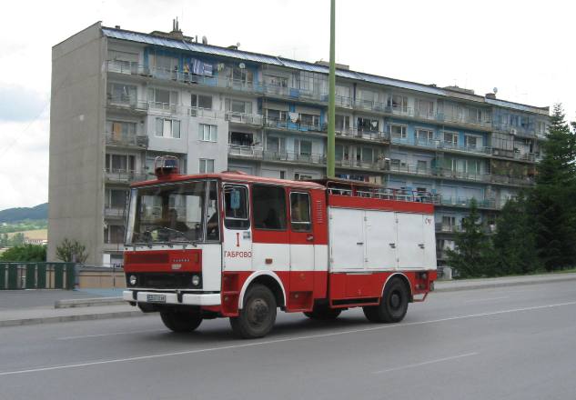 Пожарът край Габрово се разраства
