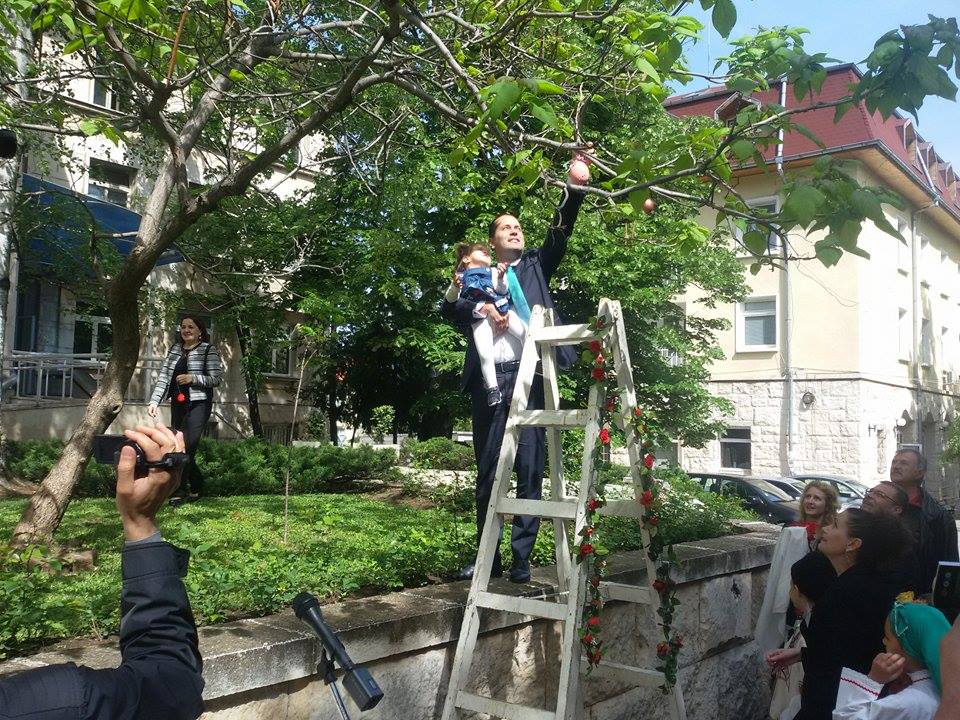 Деца украсиха Великденско дърво във Враца