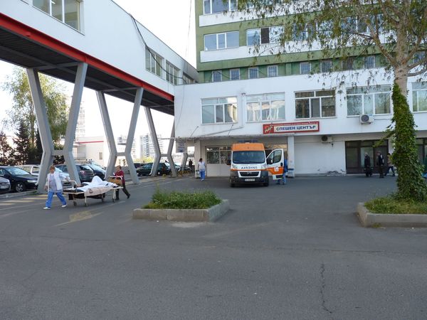 БЧК дари дрехи и обувки на премръзналите деца мигранти