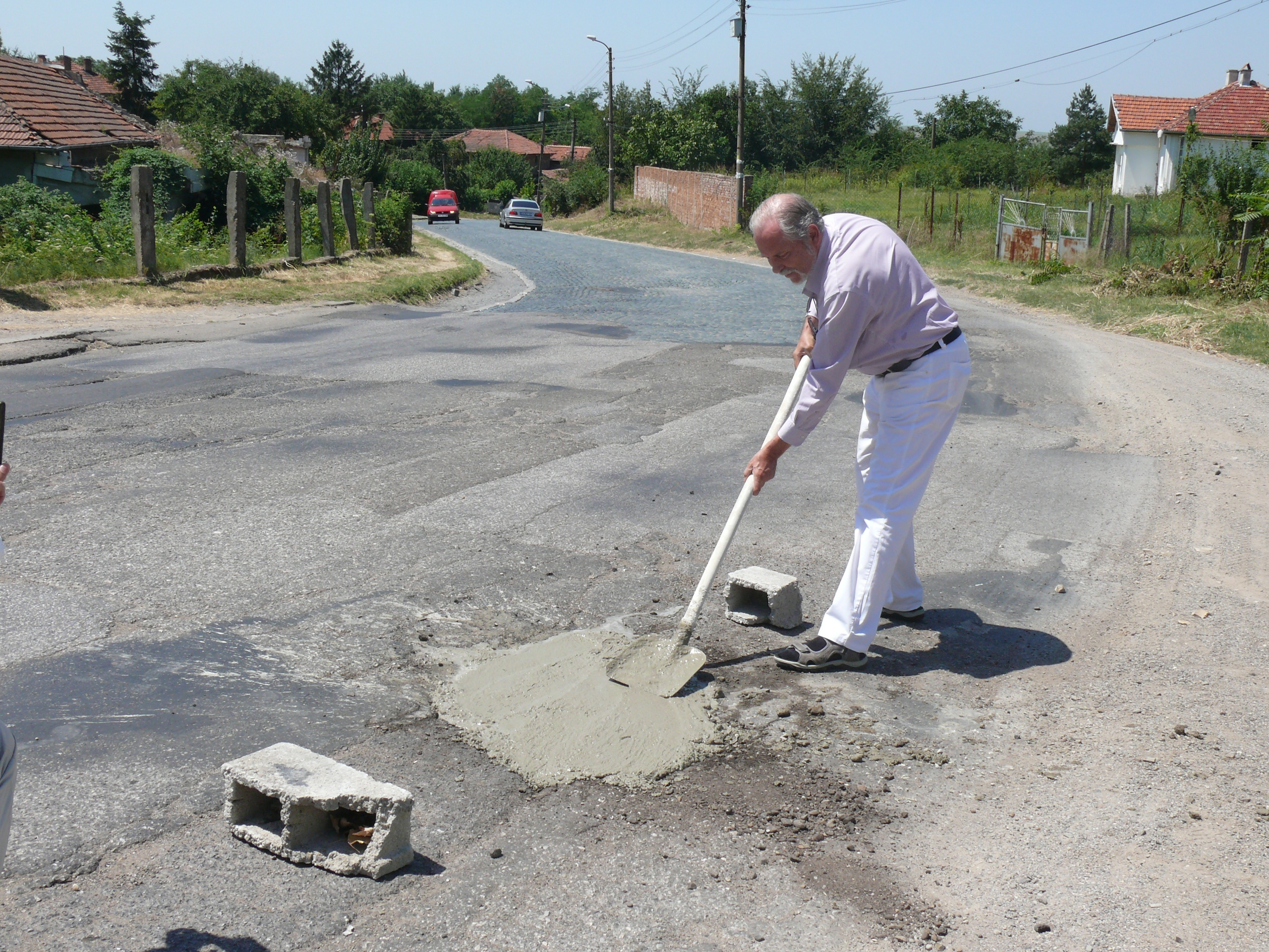Депутат циментира дупки на входа на Лом