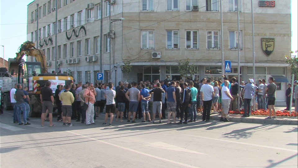 С хепънинг, бира и скара протестират срещу кмета на Петрич
