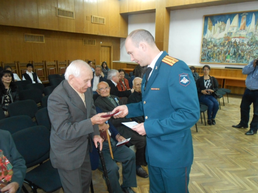 Руски полковник награди с медали ветерани от войната