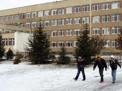 Продължава обновяването на учебната база в Момчилградско