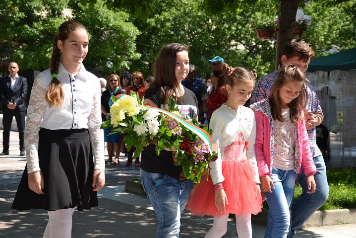 Отрупаха с цветя паметника на Македончето 9 Отрупаха с цветя паметника на Македончето