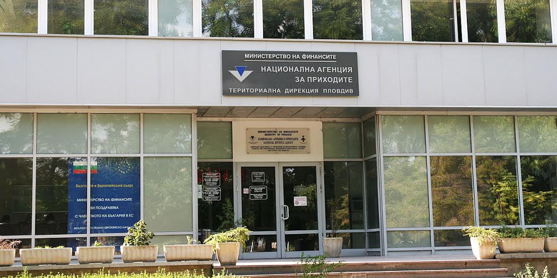 Данъчните под тепетата разпродават скъпи коли и имоти