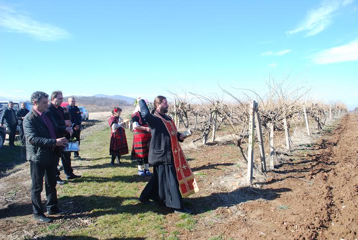 Християни и мюсюлмани зарязаха заедно в село Сусам